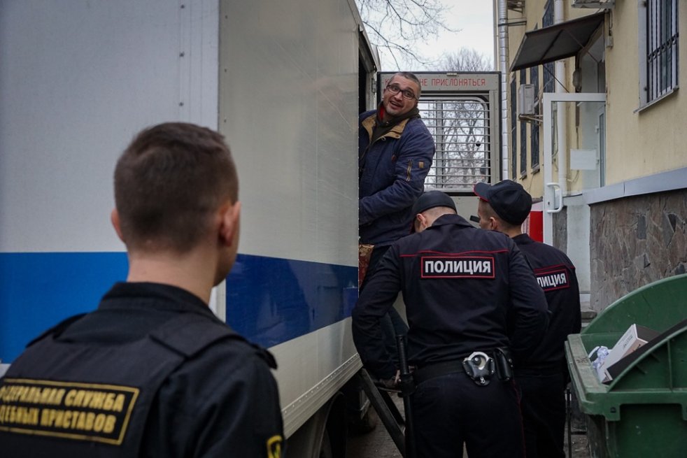 Наріман Мемедемінов. Фото Антон Наумлюк, Ґрати