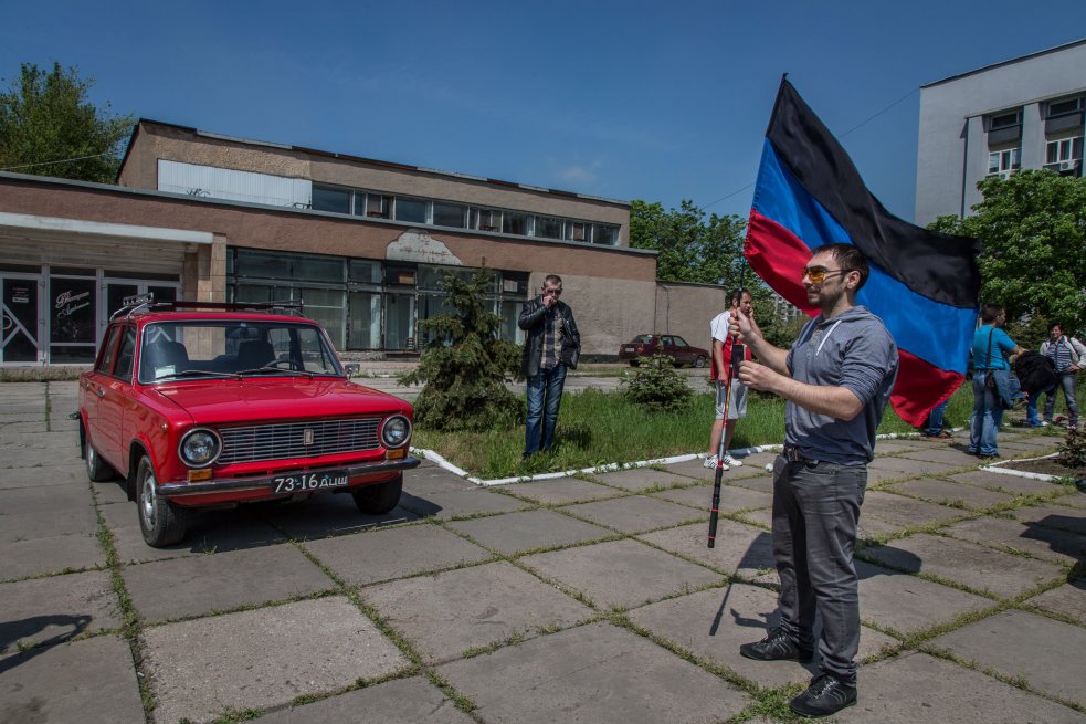 День референдуму в Маріуполі 11 травня 2014. Фото: Петро Шеломовський, Ґрати