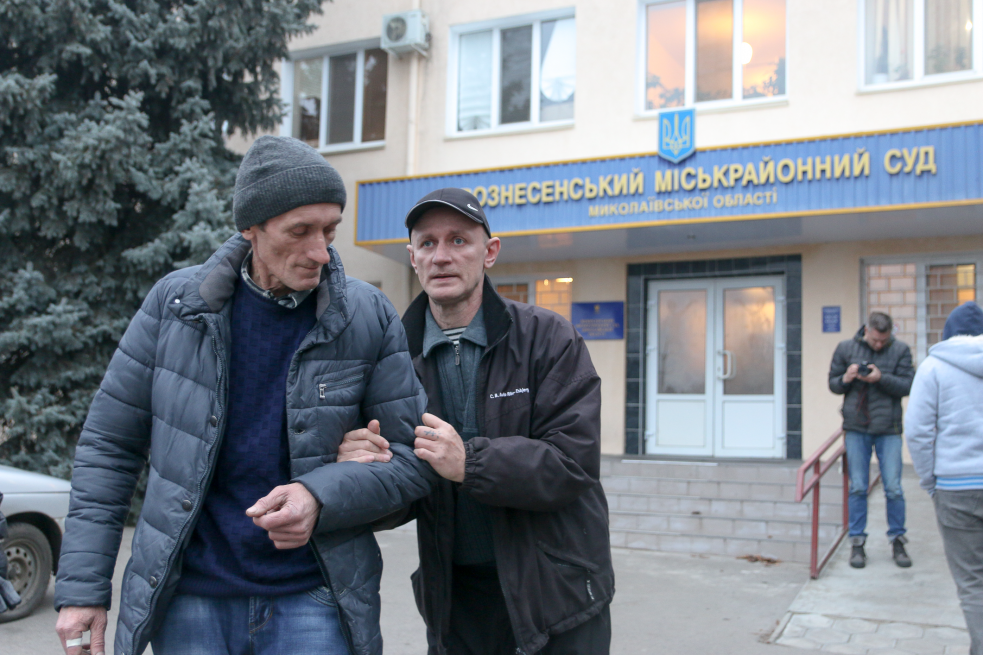 Віталій Румянцев (праворуч) і його брат Михайло біля будівлі суду, 12 грудня 2019 року. Фото: Олексій Арунян, Ґрати