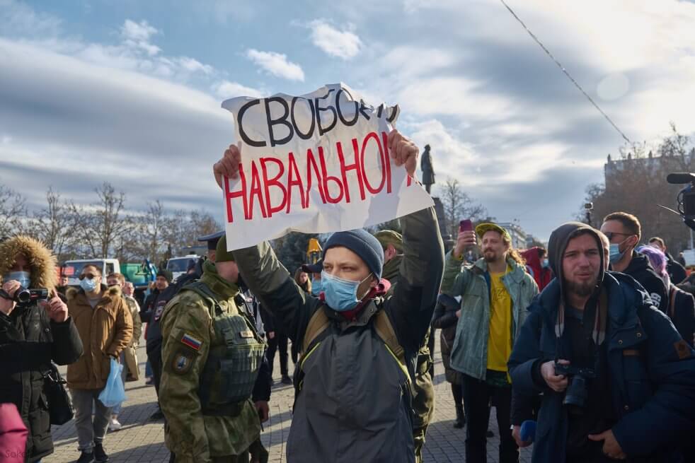 Митинг в поддержку Алексея Навального в Севастополе, 23 января 2021 года. На заднем плане с телефоном в руке — Максим Розум. Фото: Севкор