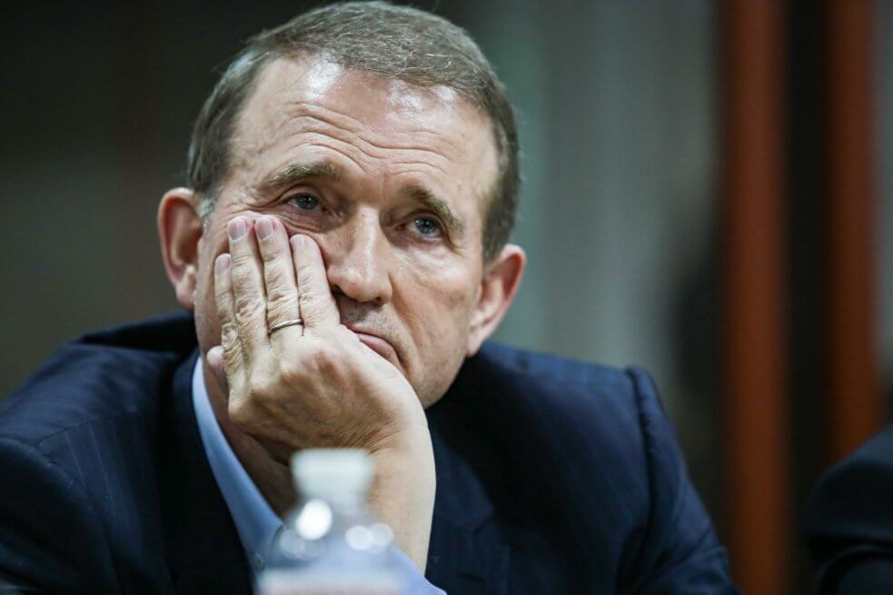 Віктор Медведчук у Печерському райсуді Києва під час обрання йому запобіжного заходу, 13 травня 2021 року. Фото: Стас Юрченко, Ґрати