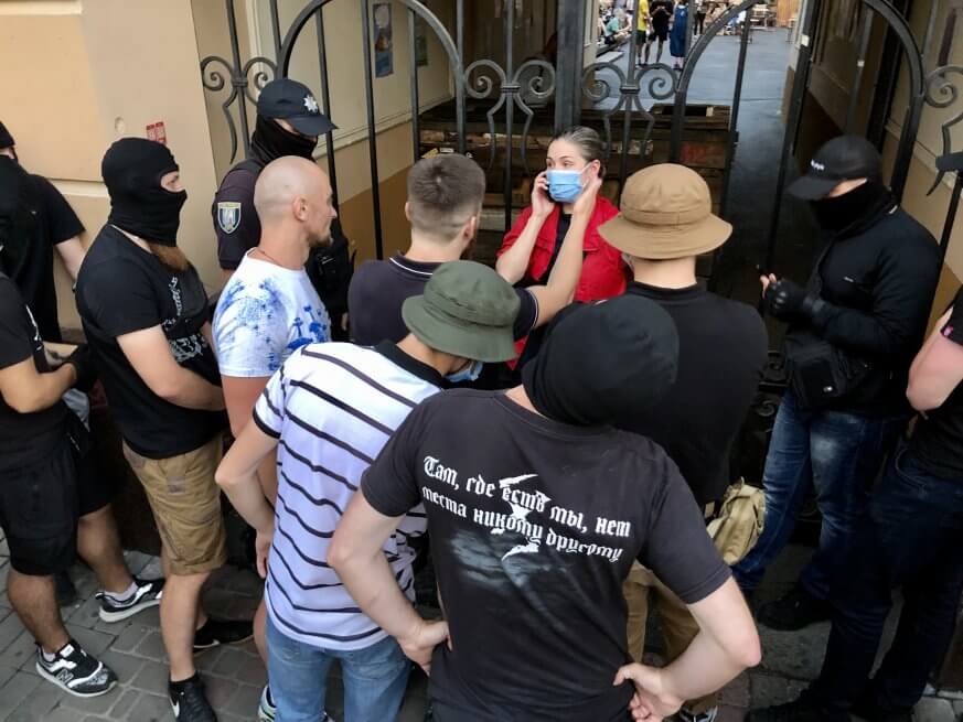 Співзасновниця бару «Хвильовий» Дар’я Мінасенко в оточені праворадикалів. Фото: Стас Юрченко, Ґрати