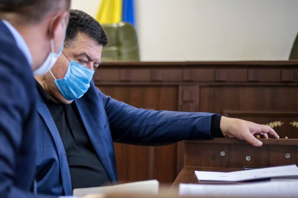 Голова Конституційного суду Олександр Тупицький під час засідання Подільського райсуду Києва, 9 вересня 2021 року. Фото: Стас Юрченко, Ґрати