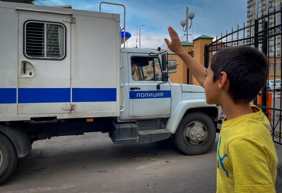 Ясін, син Ельдара Кантемирова, махає батькові в автозаці. «Кримська солідарність»