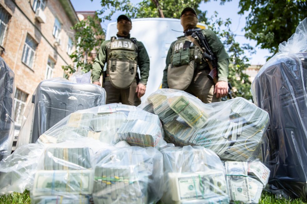 Вилучений хабар керівникам НАБУ й САП. Фото: пресслужба НАБУ