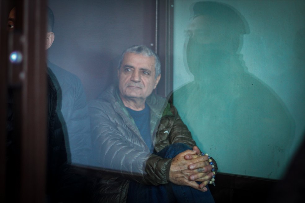 Обвинувачений Славік Акопян у Ленінському райсуді Харкова, 7 жовтня 2021 року. Фото: Ганна Соколова, Ґрати