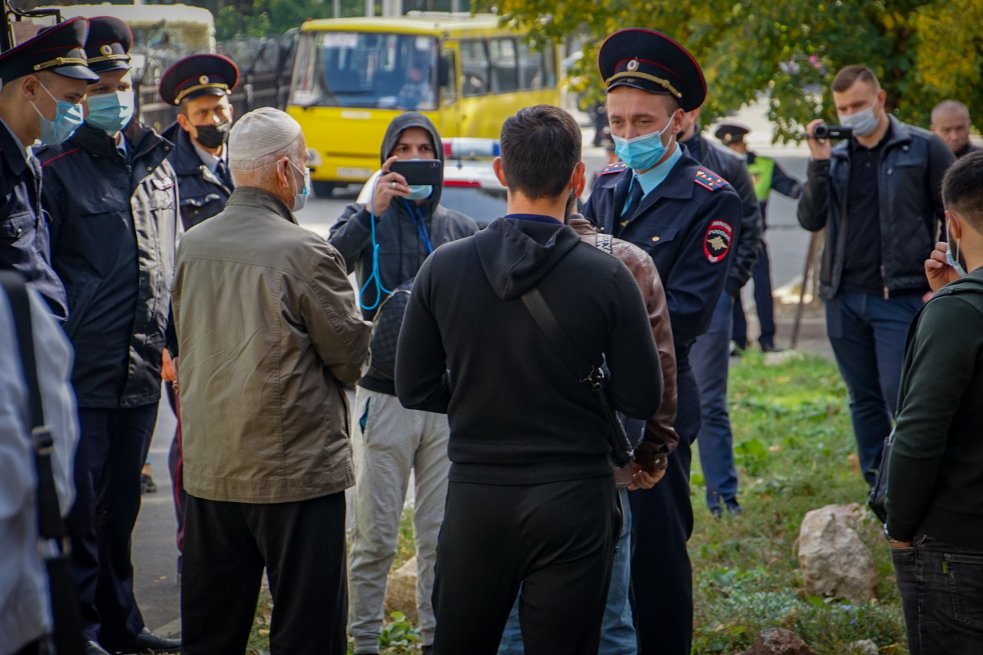 Кримськотатарський конвеєр. Поліція в Криму затримала 15 кримських татар, які прийшли до суду підтримати співвітчизників, а потім ще п’ятьох, які прийшли підтримати затриманих