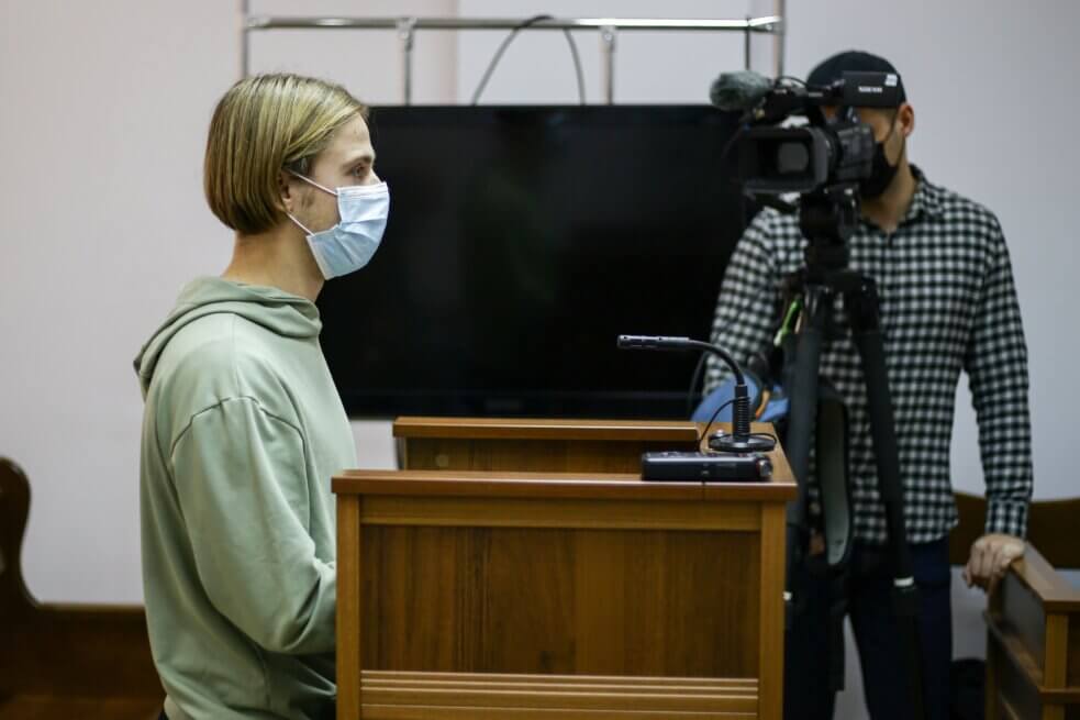 Журналіст каналу «НАШ» Олексій Пальчунов у суді над активістом «Братства» Юрієм Горовцем, 11 листопада 2021 року. Фото: Стас Юрченко, Ґрати