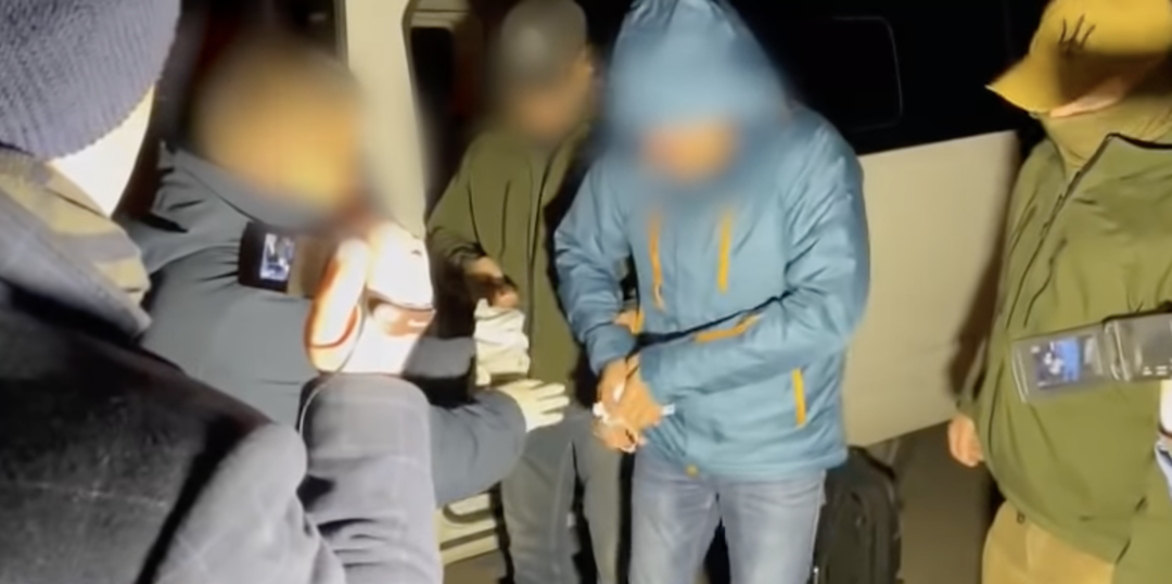 Затримання судді Чернігівського окружного адміністративного суду Дмитра Лобана 9 листопада 2021 року. Скріншот відео НАБУ