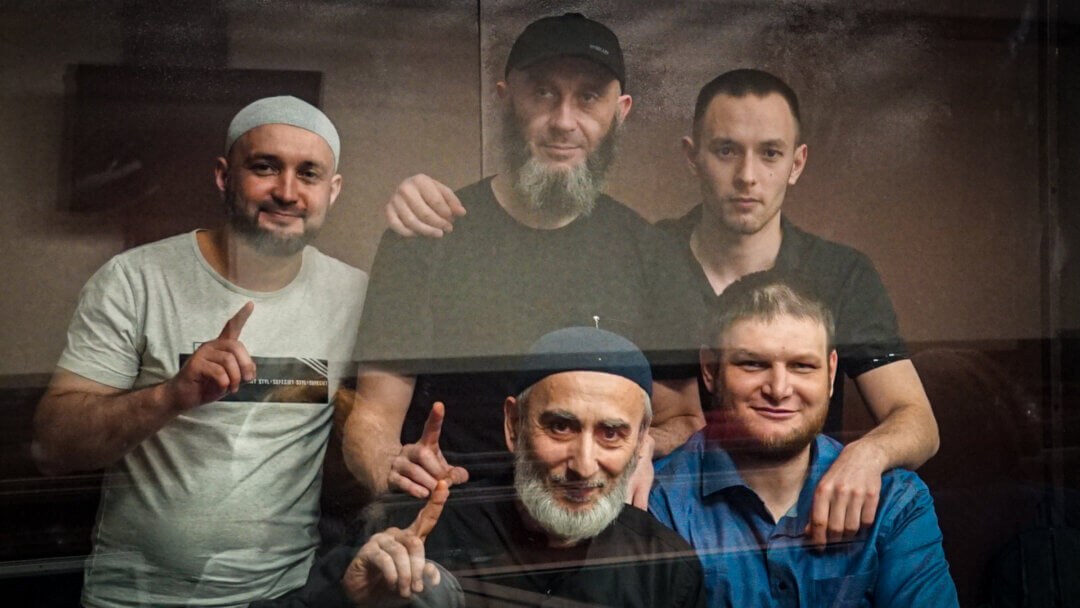 Обвинувачені в справі «другої сімферопольської групи» Хізб ут-Тахрір. Фарход Базаров, Різа Ізетов, Раїм Айвазов (вгорі зліва направо), Шабан Умеров та Ремзі Бекіров (внизу) Фото: «Кримська солідарність»