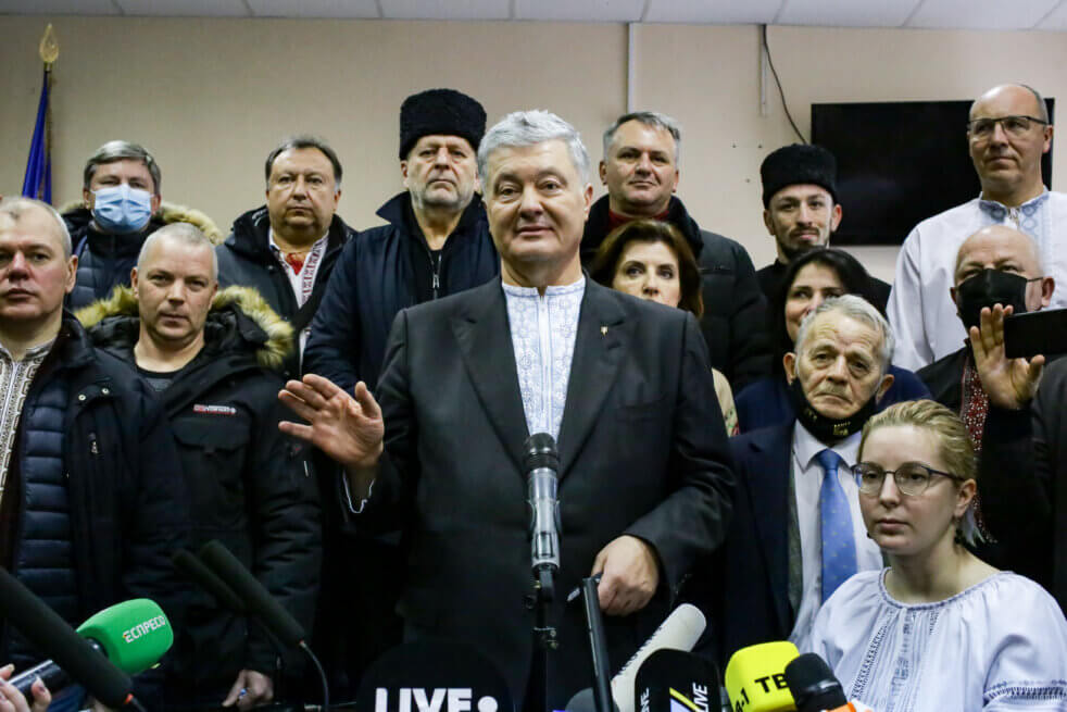 Петро Порошенко з депутатами в суді після оголошення рішення, 19 січня 2022 року. Фото: Стас Юрченко, Ґрати