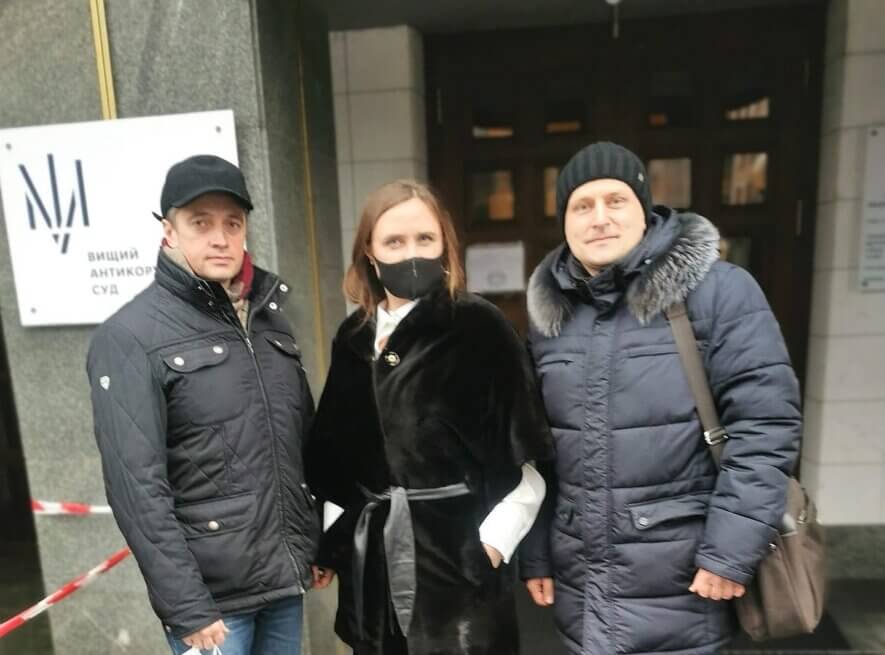 Ігор Мінаєв (ліворуч) та його адвокати біля Вищого антикорупційного суду. Фото: сторінка адвокатки Марії Островської у фейсбуці