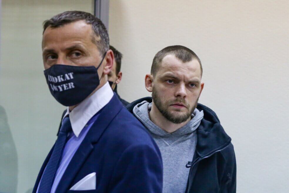 Олександр Іванов (на задньому фоні) з адвокатом Ярославом Новіковим у Печерському райсуді Києва, 1 лютого 2022 року. Фото: Стас Юрченко, Ґрати