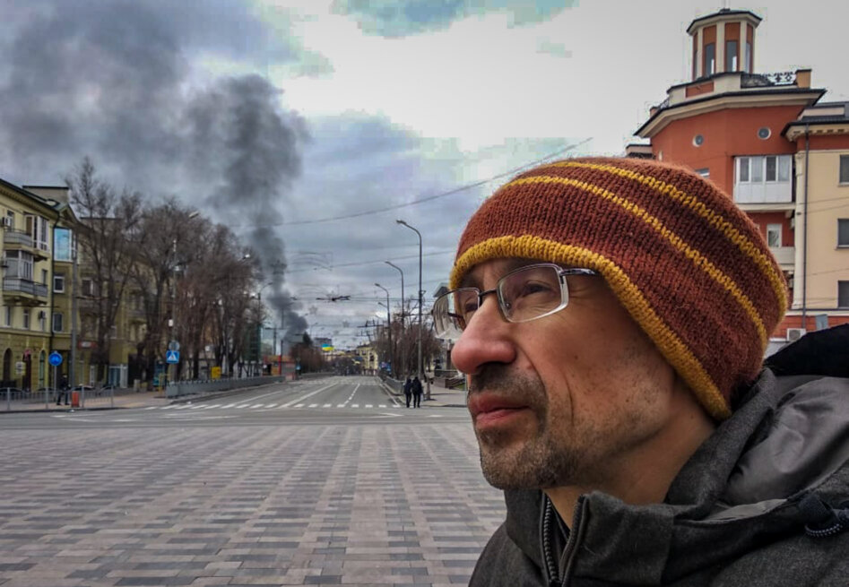 Едуард Зарубін на фоні палаючого Маріуполя. Фото: Едуард Зарубін