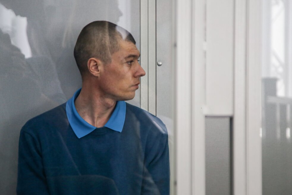 Михайло Куліков у Деснянському райсуді Чернігова, 24 червня 2022 року. Фото: Стас Юрченко, Ґрати