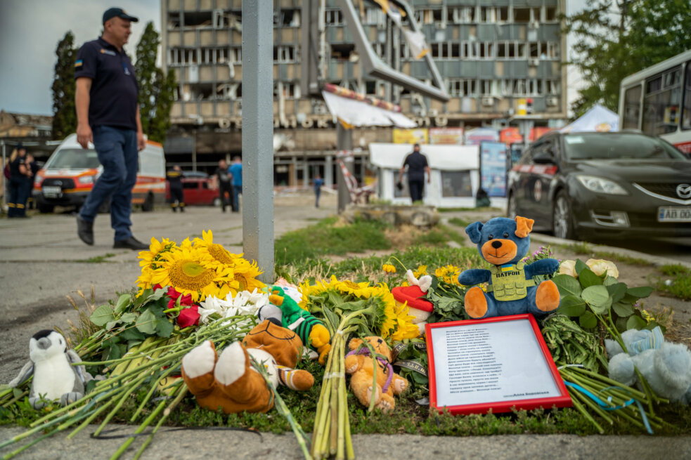 Меморіал загиблим внаслідок російського обстрілу Вінниці, 15 липня 2022 року. Фото: Олександр Попенко для Ґрат