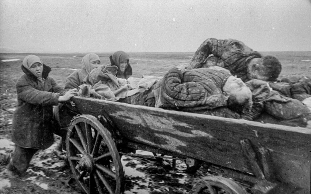 Мешканці Керчі везуть тіла родичів, убитих окупантами. Фото: Російський державний архів кінофотодокументів