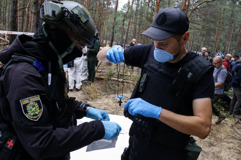 Ексгумація масового поховання в лісі біля Ізюма на Харківщині, 17 вересня 2022 року. Фото: Стас Юрченко, Ґрати