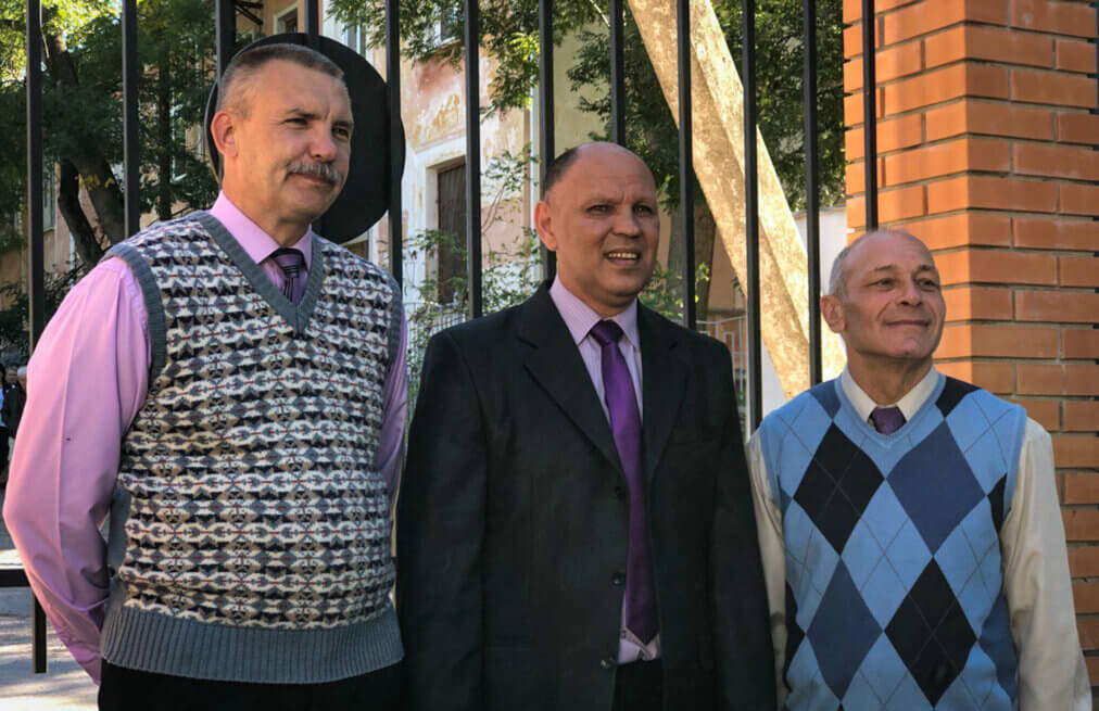 Володимир Сакада, Євген Жуков та Володимир Маладика (зліва направо). Фото: Лутфіє Зудієва, Ґрати