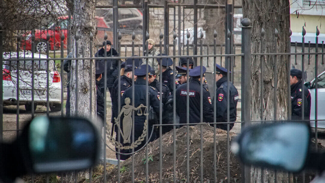 Поліцейські біля Київського райсуду Сімферополя, 25 січня 2023 року. Фото: «Кримська солідарність»