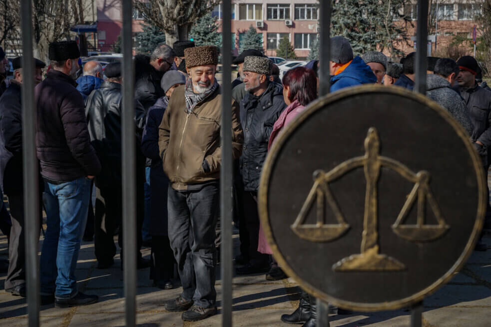 Крымские татары у здания Верховного суда Крыма после очередного заседания, 2018 год. Фото: Антон Наумлюк, Ґрати