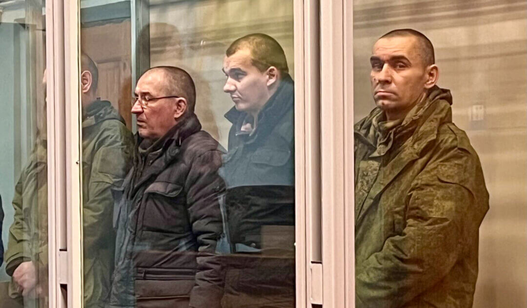 Бійці «Редута» — Руслан Колесніков та Михайло Іванов, а також військові 16-ї окремої бригади спецназу Головного управління Генштабу ЗС РФ Максим Вольвак та Валентин Бич у Котелевському райсуді Полтавської області. Фото: «Судовий репортер»