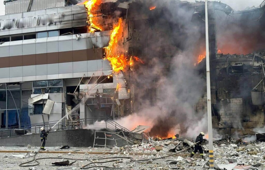 Последствия российской массированной атаки ракетами и дронами по Днепру, 29 декабря 2023 года. Фото: ГСЧС