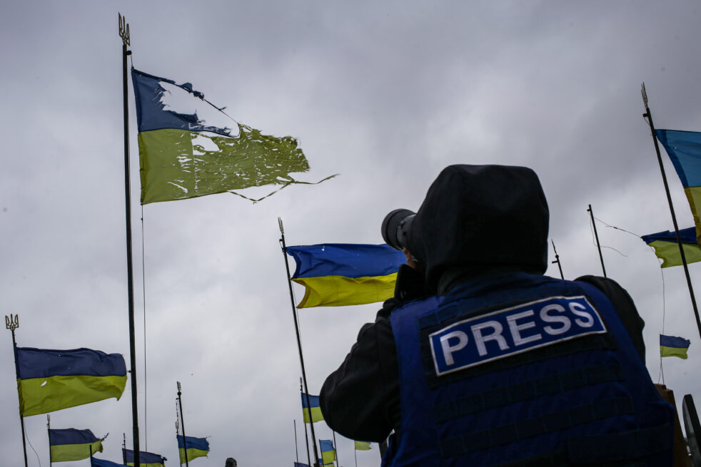 Работа украинских журналистов во время войны, Чернигов, 6 апреля 2022 года. Фото: Стас Юрченко, Ґрати