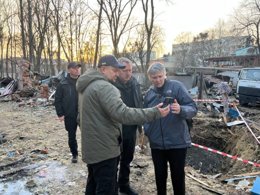 Керівниця розслідуваннями міжнародних злочинів, вчинених в Україні, від МКС Бренда Голліс (праворуч) та генпрокурор України Андрій Костін (у середині) на Харківщині, січень 2024 року. Фото: пресслужба ОГП