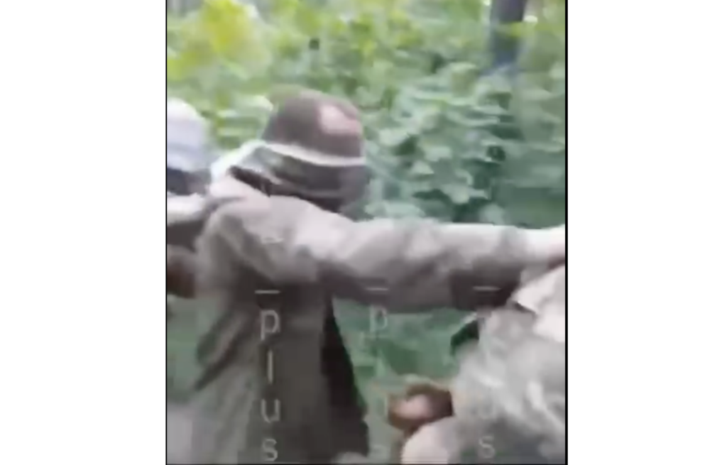 Скріншот з відео, на якому зафіксовані знущання з полонених. Джерело: Офіс омбудсмана