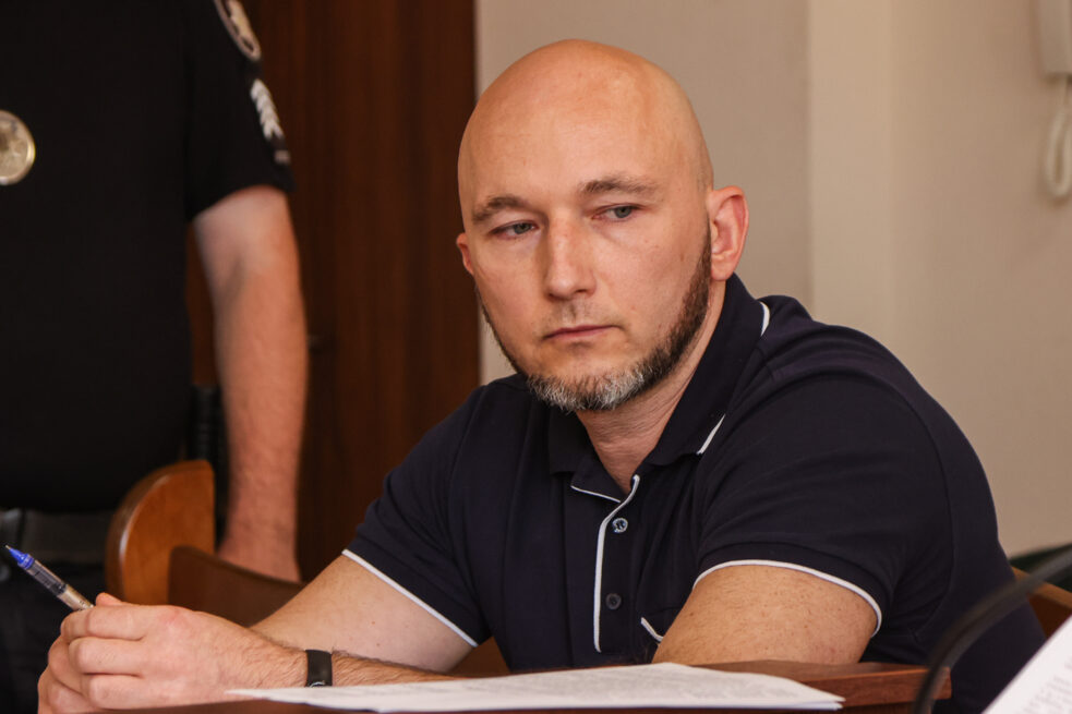 Олексій Тандир під час розгляду його справи Святошинським райсудом, 23 серпня 2024 року. Фото: Стас Юрченко, Ґрати