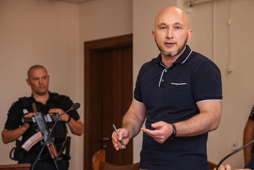 Екссуддя Олексій Тандир пд час розгляду його справи Святошинським райсудомі, 23 серпня 2024 року. Фото: Стас Юрченко, Ґрати