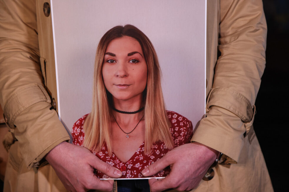 Журналісти тримають фотографію Вікторії Рощиної на акції, яку організували, коли її батько отримав листа від російського Міноборони. Фото: Стас Юрченко, Ґрати