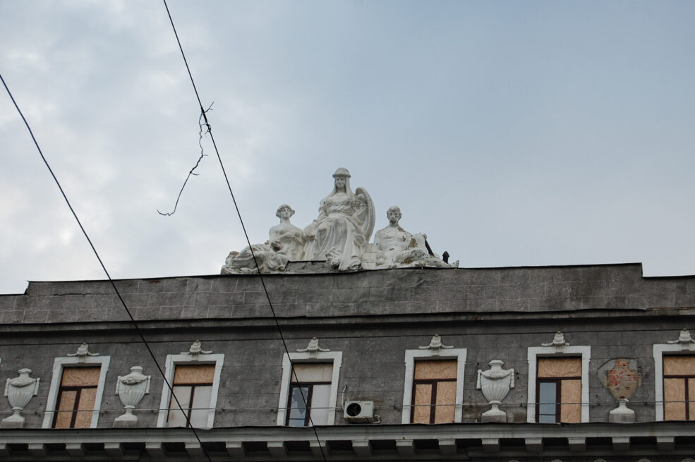 Дворец труда в Харькове пострадал от российского ракетного удара 2 марта 2022 года, 3 сентября 2024 года. Фото: Анастасия Москвичева, Ґрати