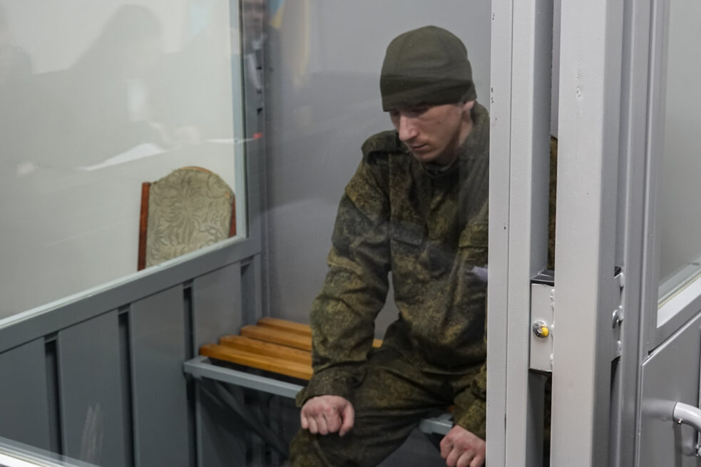 Російський штурмовик Дмитро Курашов у Заводському райсуді Запоріжжя, 22 січня 2025. Фото: Тетяна Козак, Ґрати