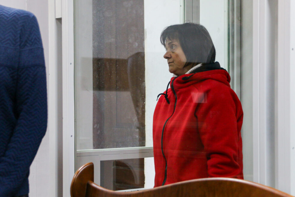 Підозрювана в нападі на Сергія Стерненка Людмила Чимерська під час обрання запобіжного заходу в Шевченківському райсуді Києва, 2 травня 2025 року. Фото: Ґрати