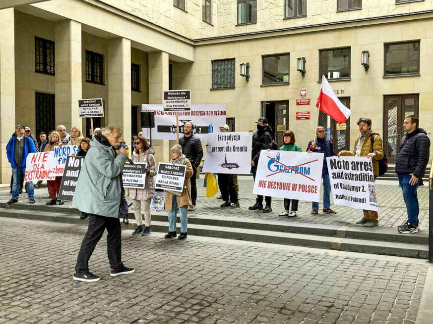 Мітинг біля суду у Варшаві на підтримку українця, підозрюваного у підриві газопроводів "Північний потік". Олена Бабакова, Ґрати