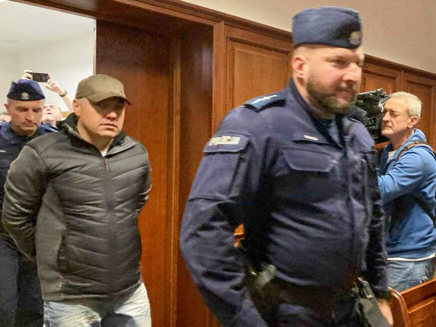 Володимира Журавльова заводять у залу Окружного суду Варшави, 17 жовтня 2025. Фото: Олена Бабакова