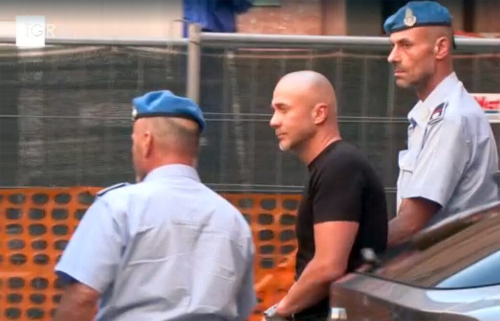 Сергія Кузнєцова заводять до будівлі суду, 22 серпня 2025. Скріншот з відео Rai - Radiotelevisione Italiana Spa Sede legale