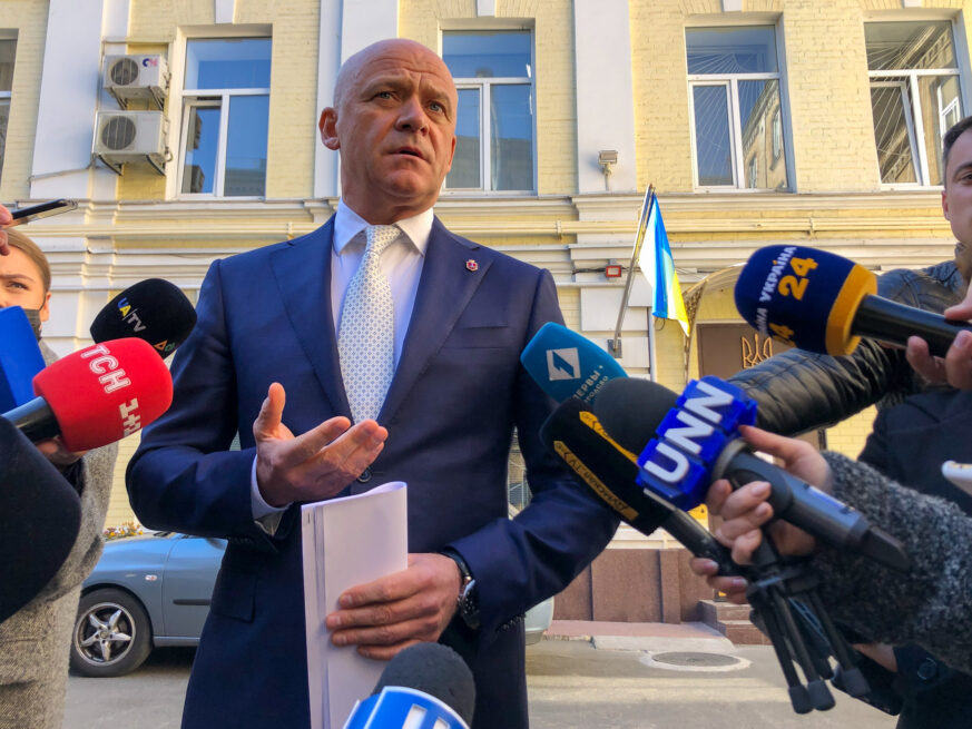 Мэр Одессы Геннадий Труханов у здания Высшего антикоррупционного суда 8 октября 2021 года. Фото: Стас Юрченко, Ґрати