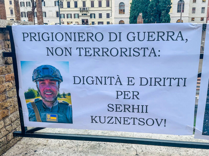 Представники української діаспори в Римі влаштували пікет неподалік Міністерства юстиції Італії з вимогами дотримання прав Сергія Кузнєцова, 7 листопада 2025 року. Фото: Наталія Кудрик, Ґрати
