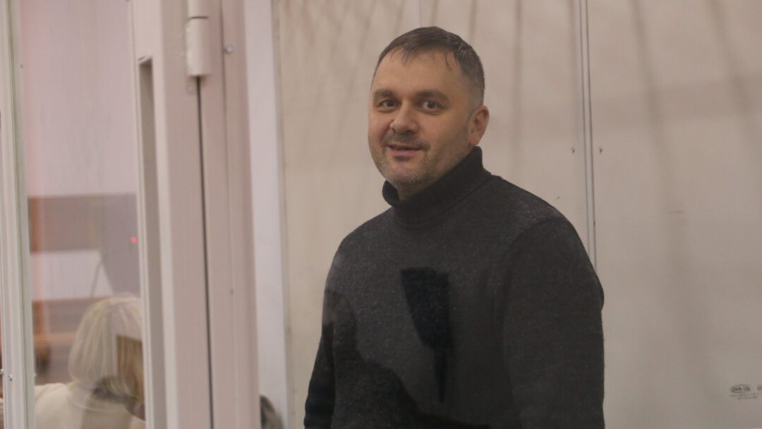 Працівник Центрального апарату НАБУ Віктор Гусаров у Шевченківському райсуді Києва. Фото: Олексій Арунян, «Суспільне Мовлення»