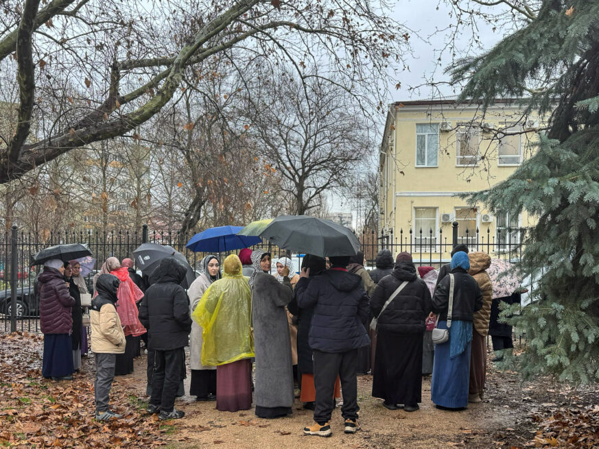 Родные и близкие арестованных женщин ждут у здания суда во время заседания, 10 декабря 2025 г. Фото: Крымская солидарность