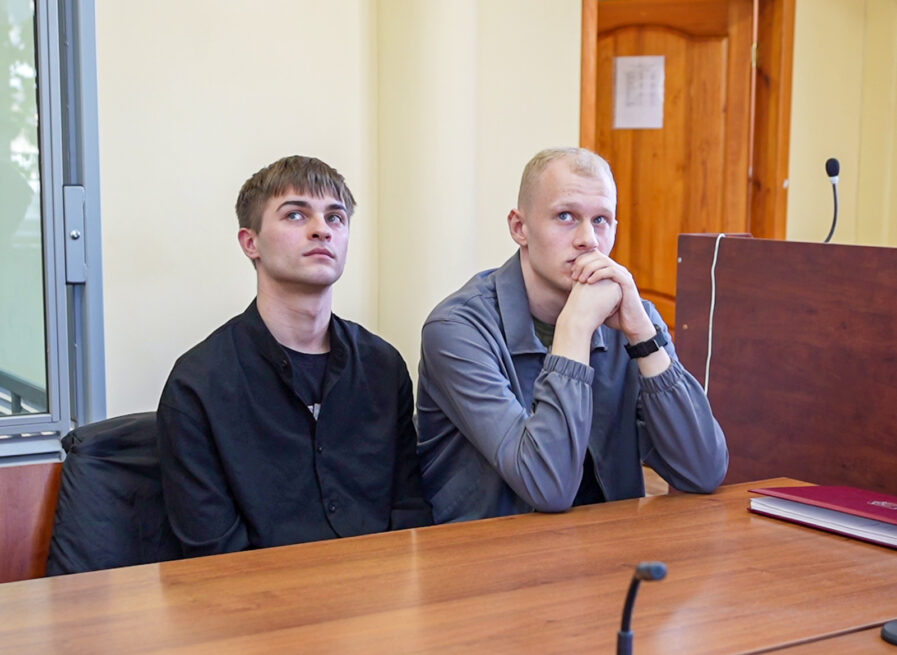 Дмитро Лясковецький (праворуч) та Євгеній Донець у суді. Фото: Тетяна Федоркова для видання «Ґрати»