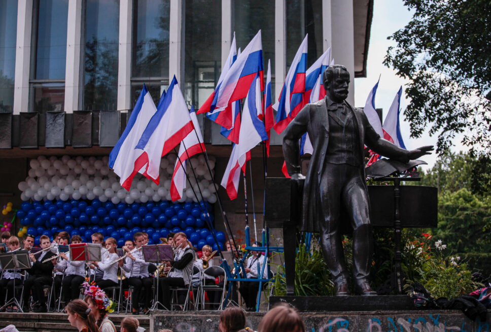 Кримські школярі на "Дні Росії" у Сімферополі невдовзі після початку окупації півострова, 12 червня 2014 року. Фото: Стас Юрченко, Ґрати