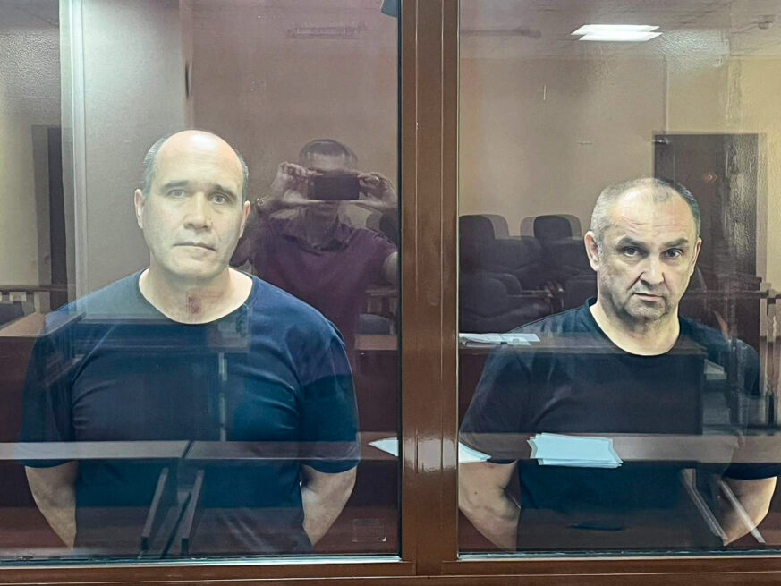 Українські військовополонені Іван Терещенко (ліворуч) та Василь Дмитрюк (праворуч) в російському суді. Фото надано родиною