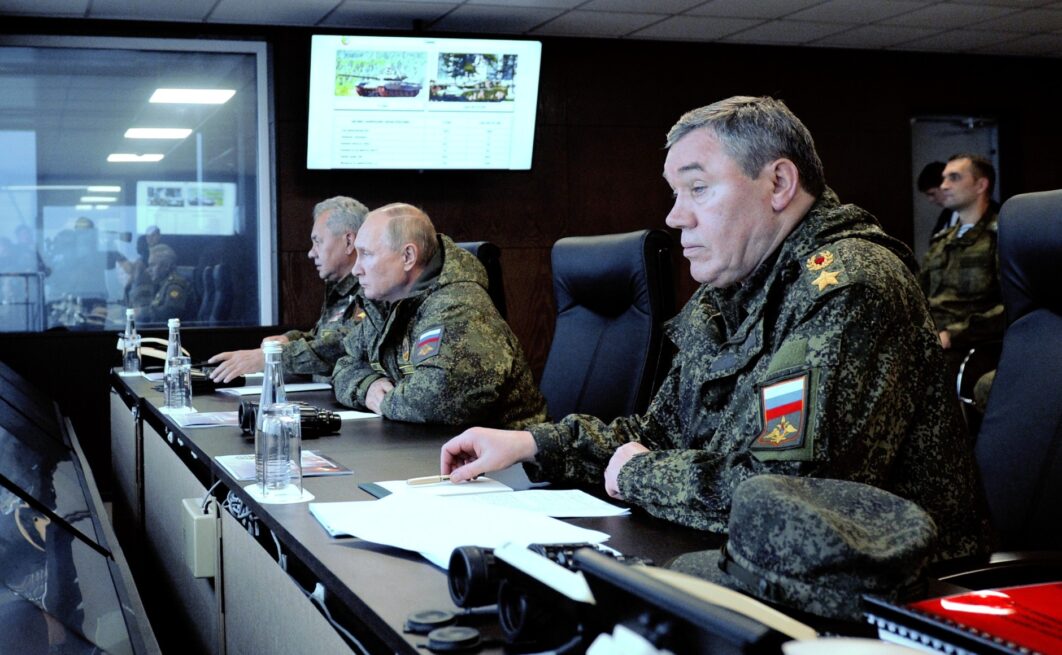 Начальник генерального штабу збройних сил РФ, перший заступник міністра оборони Росії Валерій Герасимов (праворуч). Фото: Kremlin.ru
